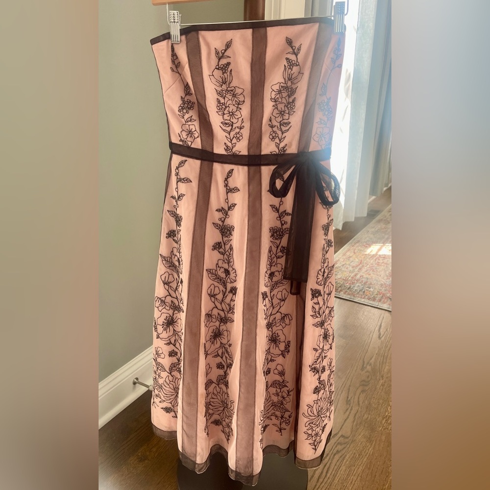 Beautiful, feminine strapless dress - Picture 2 of 6